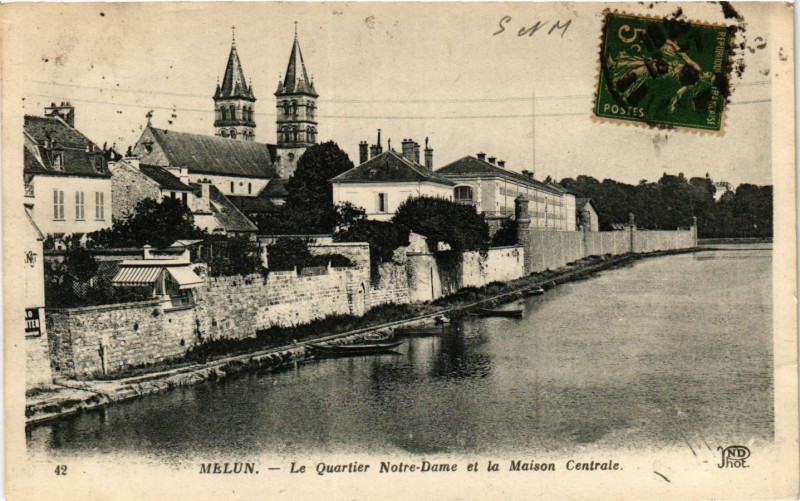 Carte postale ancienne Melun - Le Quartier Notre-Dame et la Maison Centrale à Melun
