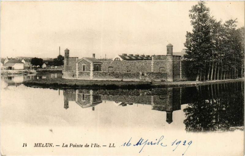 Carte postale ancienne Melun - La Pointe de l'Ile à Melun