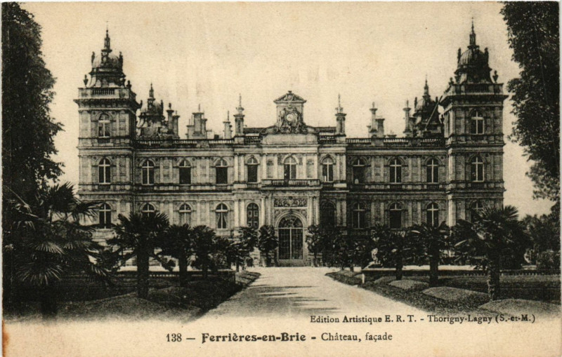 Carte postale ancienne Ferrieres-en-Brie - Chateau facade à Ferrières-en-Brie