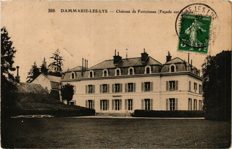 Carte postale ancienne Dammarie-les-Lys - Chateau de Fortoiseau (Facade sur le Pare) à Dammarie-les-Lys