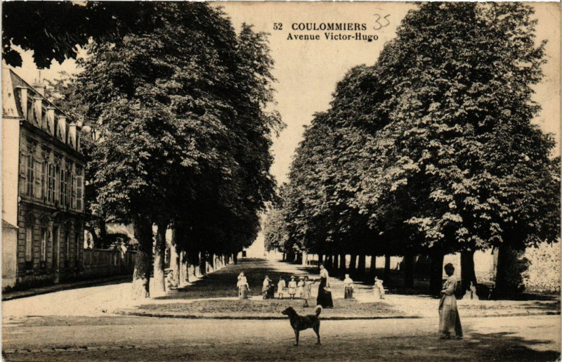 Carte postale ancienne Coulommiers - Avenue Victor-Hugo à Coulommiers