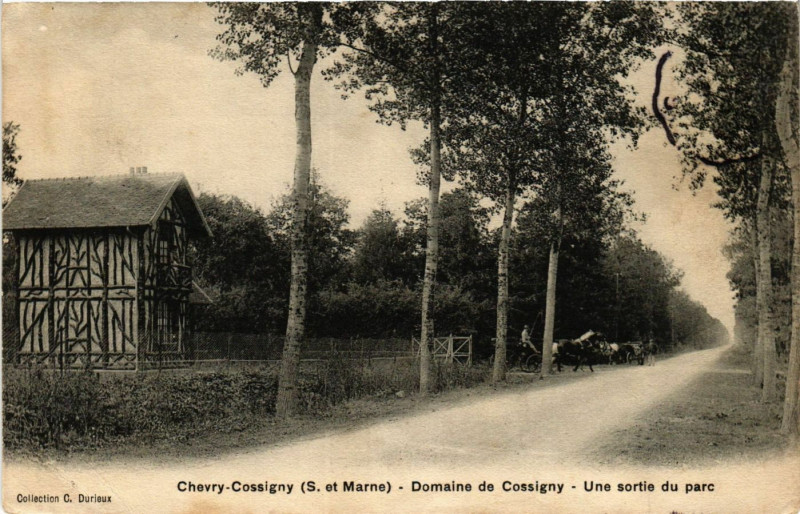Carte postale ancienne Chevry-Cossigny (S et Marne) - Domaine de Cossigny - Une sortie.. à Chevry-Cossigny