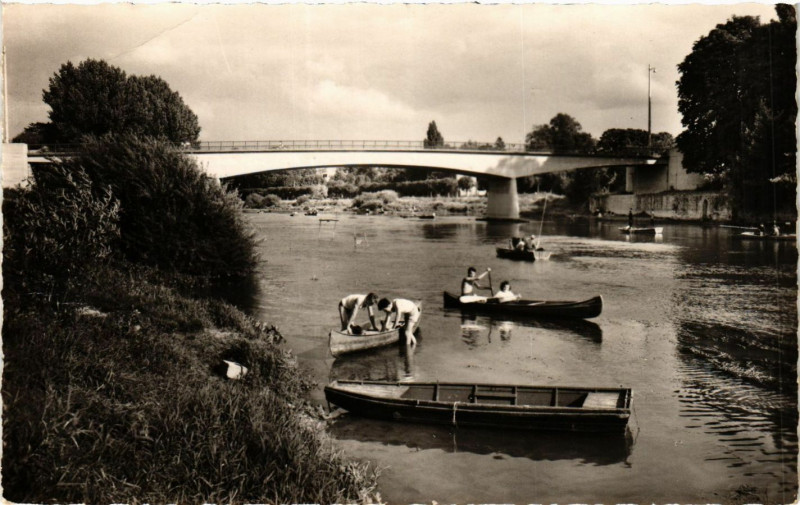 Carte postale ancienne Chelles - La Marne au pont de Gournay à Chelles