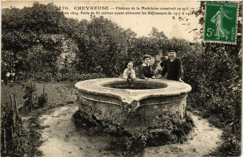 Carte postale ancienne Chevreuse - Chateau de la Madeleine construit en 975