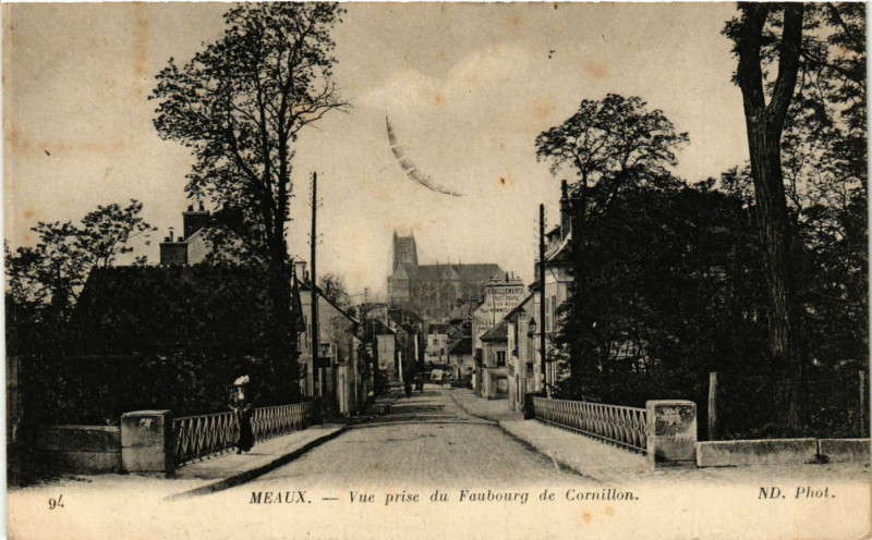 Carte postale ancienne Meaux - Vue prise du Faubourg de Cornillon à Meaux