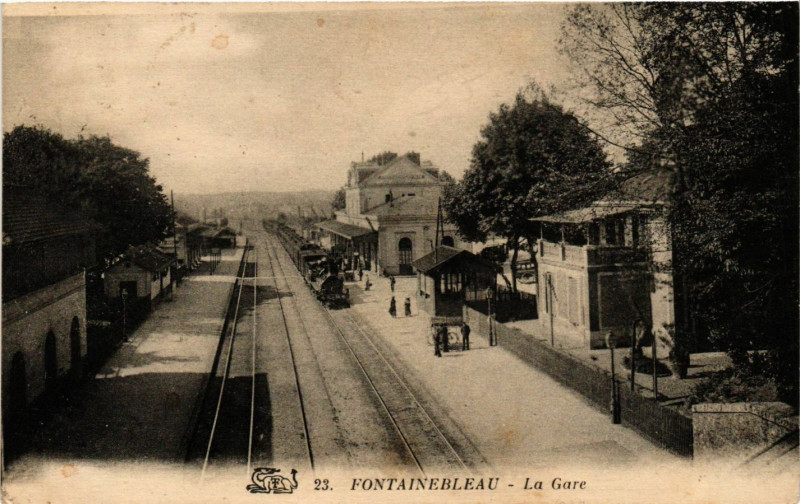 Carte postale ancienne Fontainebleau - La Gare à Fontainebleau