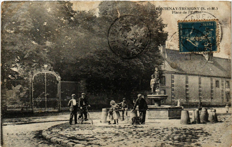 Carte postale ancienne Fontenay-Tresigny - Place de l'Eglise à Fontenay-Trésigny