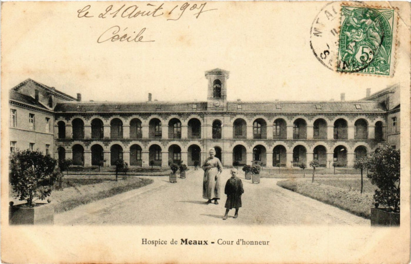 Carte postale ancienne Hospice de Meaux - Cour d'honneur à Meaux