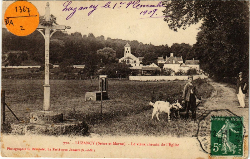 Carte postale ancienne Luzancy - Le vieux chemin de l'Eglise à Luzancy