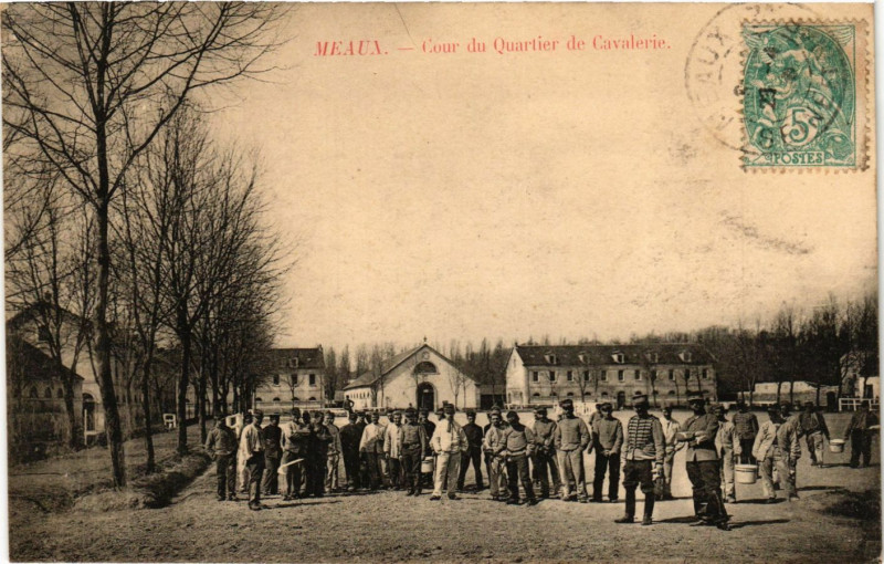 Carte postale ancienne Meaux - Cour du Quartier du Cavaliere à Meaux