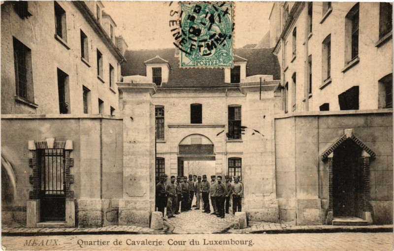 Carte postale ancienne Meaux - Quartier de Cavaliere - Cour du Luxembourg à Meaux