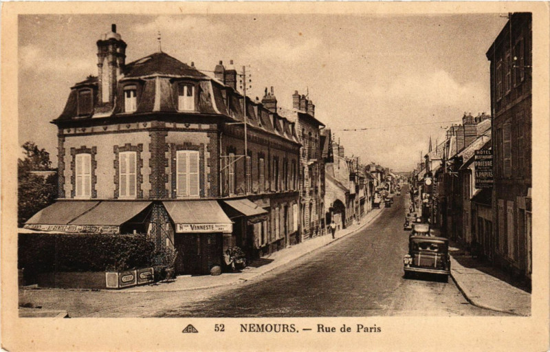 Carte postale ancienne Nemours - Rue de Paris à Nemours