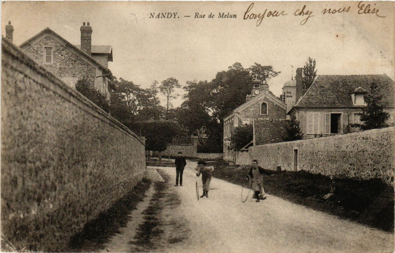 Carte postale ancienne Nandy-Rue de Melun à Melun