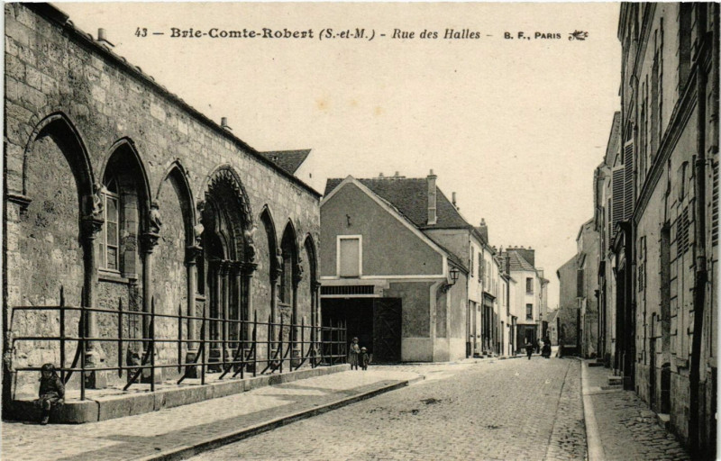 Carte postale ancienne Brie-Comte-Robert - Rue des Halles à Brie-Comte-Robert