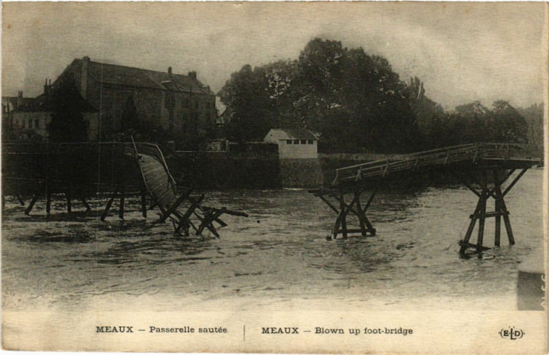 Carte postale ancienne Meaux - Passerelle sautes à Meaux