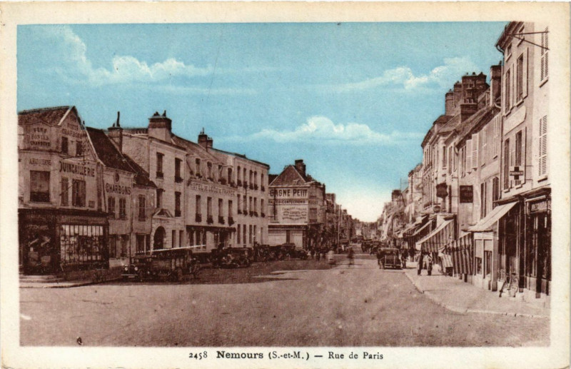 Carte postale ancienne Nemours - Rue de Paris à Nemours
