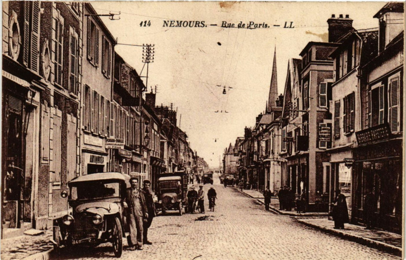 Carte postale ancienne Nemours - Rue de Paris à Nemours