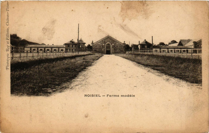 Carte postale ancienne Ferme modèle à Noisiel