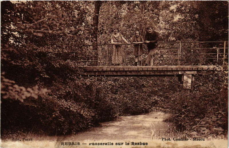 Carte postale ancienne Rebais - Passerelle sur le Resbae à Rebais