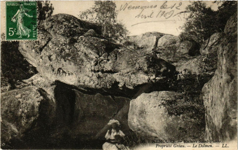Carte postale ancienne Nemours - Rochers St-Pierre - Propriete Greau - Le Dolmen à Nemours