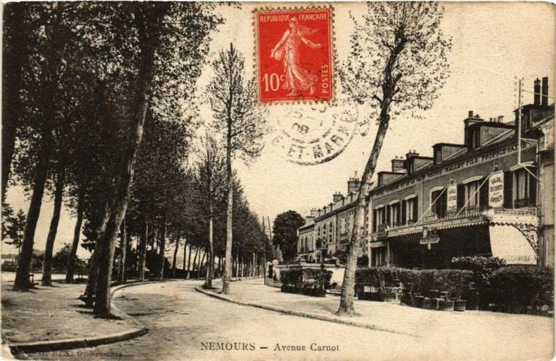 Carte postale ancienne Nemours - Avenue Carnot à Nemours