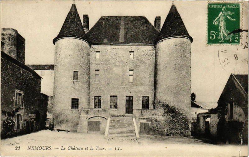 Carte postale ancienne Nemours - Le Chateau et la Tour à Nemours