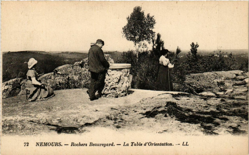 Carte postale ancienne Nemours - Rochers Beauregard - La Table d'Orientation à Nemours