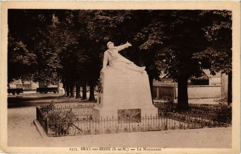 Carte postale ancienne Bray-sur-Seine - Le Monument à Bray-sur-Seine