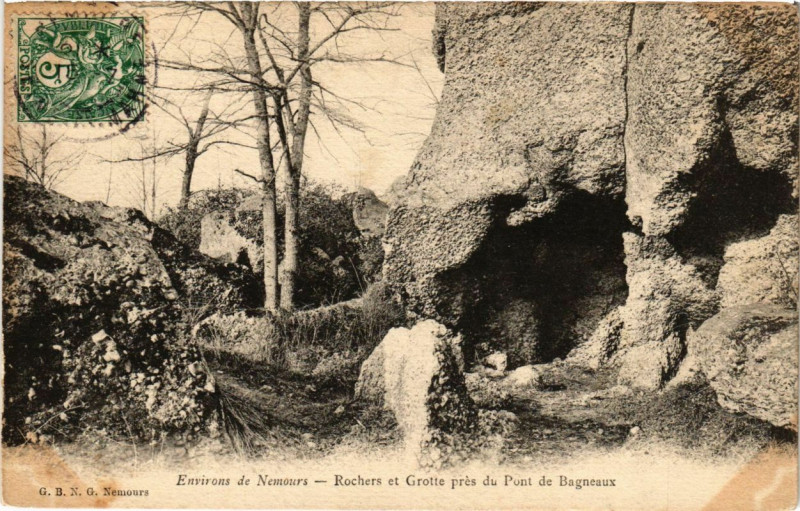 Carte postale ancienne Env. de Nemours - Rochers et Grotte pres du Pont de Bagneaux à Nemours