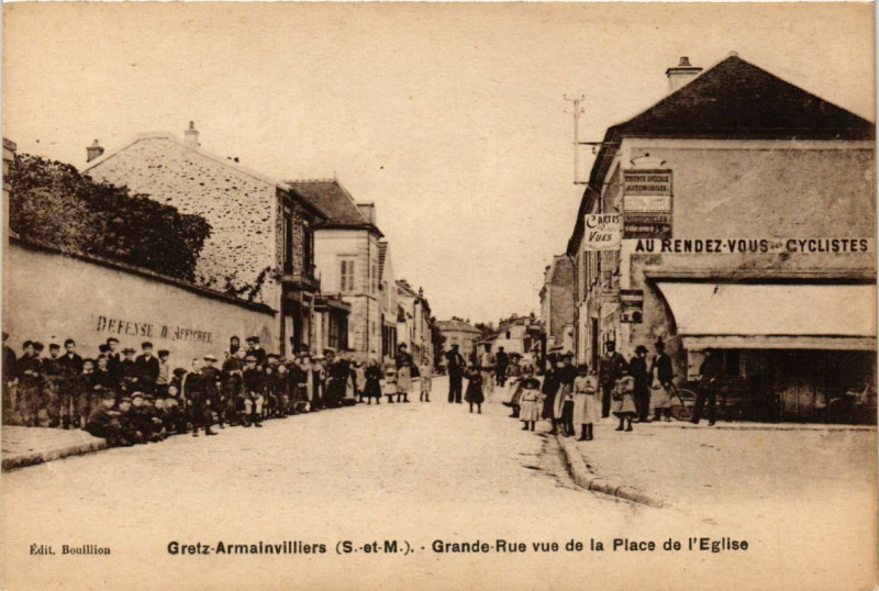 Carte postale ancienne Gretz-Armainvilliers - Grande-Rue vue de la Place à Gretz-Armainvilliers