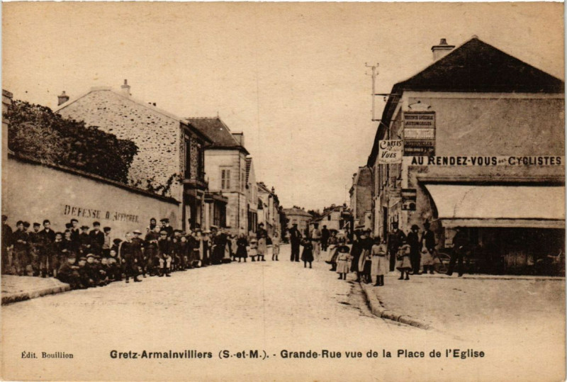 Carte postale ancienne Gretz-Armainvilliers - Grande-Rue vue de la Place à Gretz-Armainvilliers