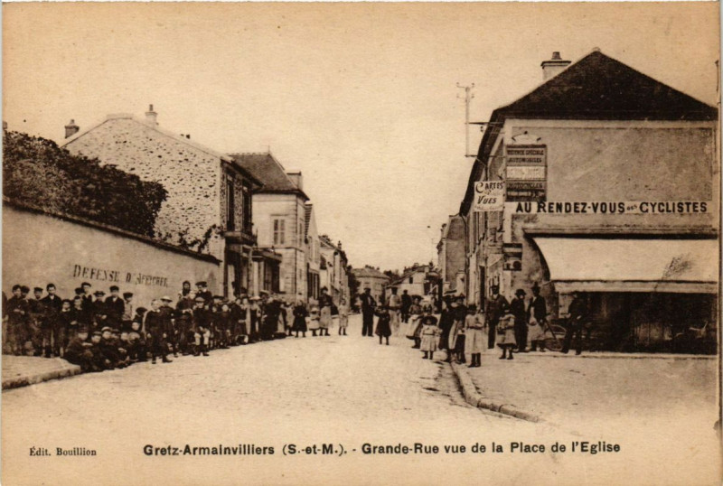 Carte postale ancienne Gretz-Armainvilliers - Grande-Rue vue de la Place de à Gretz-Armainvilliers