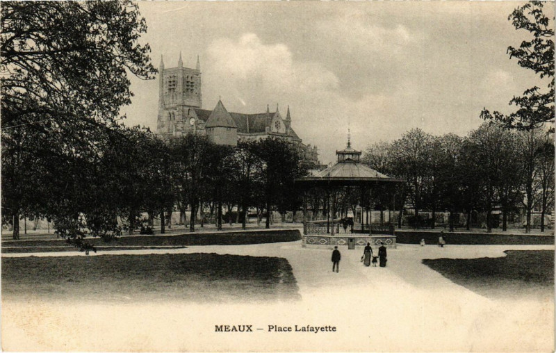 Carte postale ancienne Meaux - Place Lafayette à Meaux