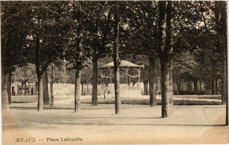 Carte postale ancienne Meaux - Place Lafayette à Meaux