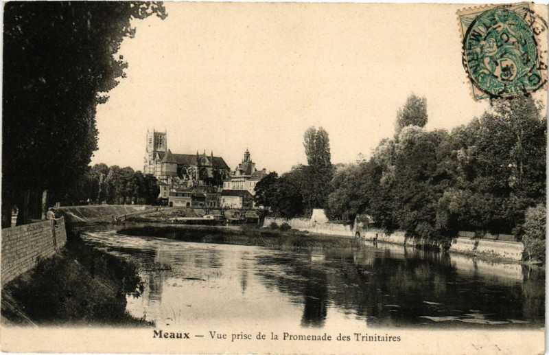 Carte postale ancienne Meaux - Vue prise de la Promenade des Trinitaires à Meaux