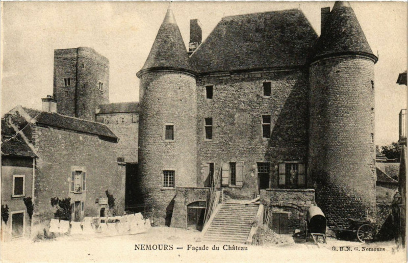 Carte postale ancienne Nemours - Facade du Chateau à Nemours