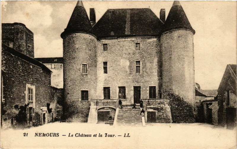 Carte postale ancienne Nemours - Le Chateau et la Tour à Nemours