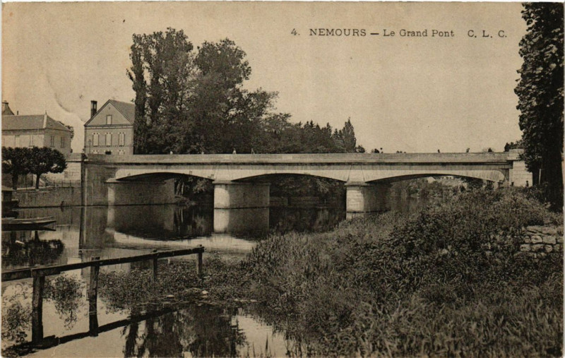 Carte postale ancienne Nemours - Le Grand Pont à Nemours