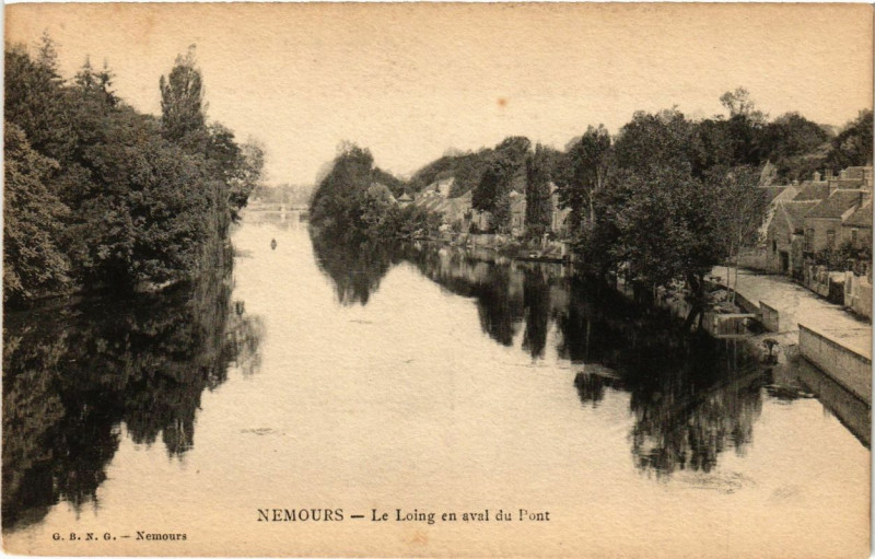 Carte postale ancienne Nemours - Le Loing en aval du Pont à Nemours