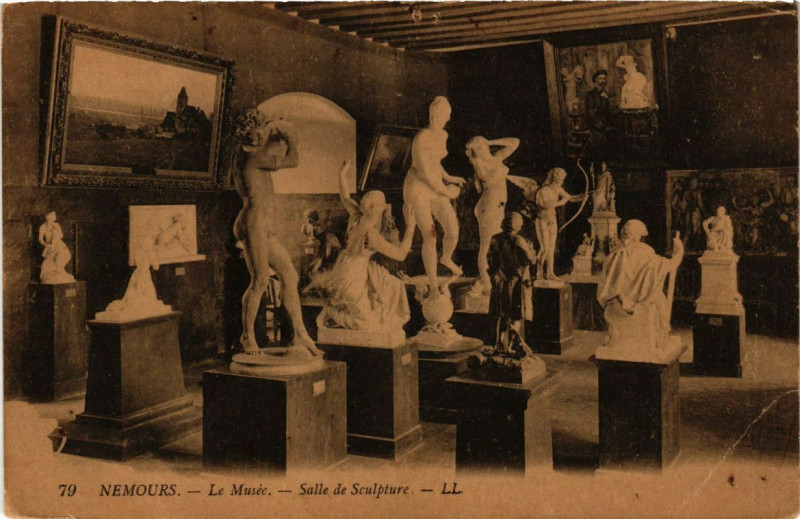Carte postale ancienne Nemours - Le Musée - Salle de Sculpture à Nemours