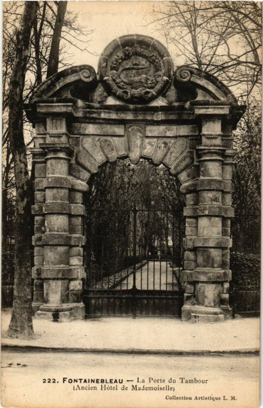 Carte postale ancienne Fontainebleau - La Porte du Tambour à Fontainebleau