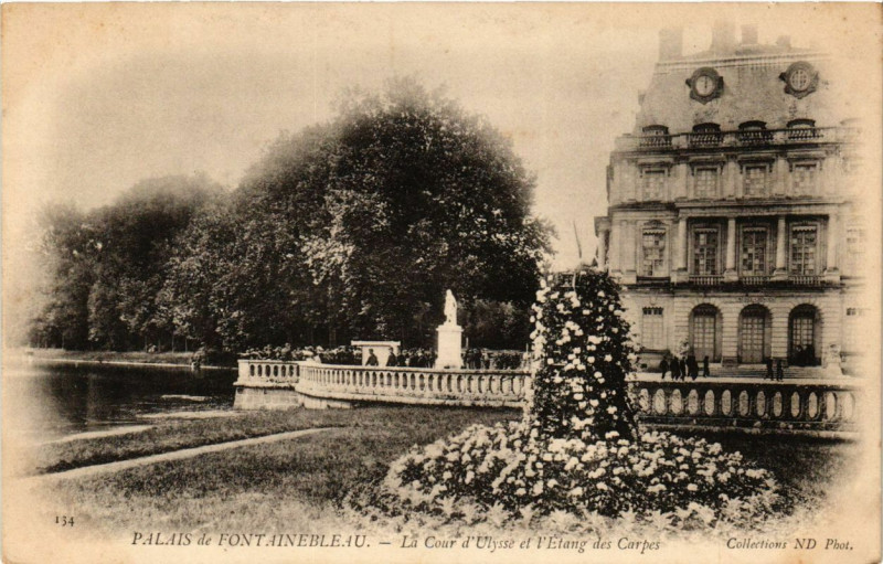 Carte postale ancienne Palais de Fontainebleau - La Cour d'Ulysée et l'Etang des Carpes à Fontainebleau