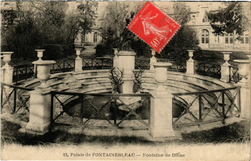 Carte postale ancienne Palais de Fontainebleau - Fontaine de Diane à Fontainebleau