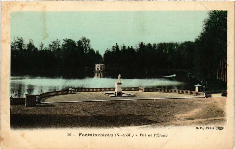 Carte postale ancienne Fontainebleau - Vue de l'Etang à Fontainebleau