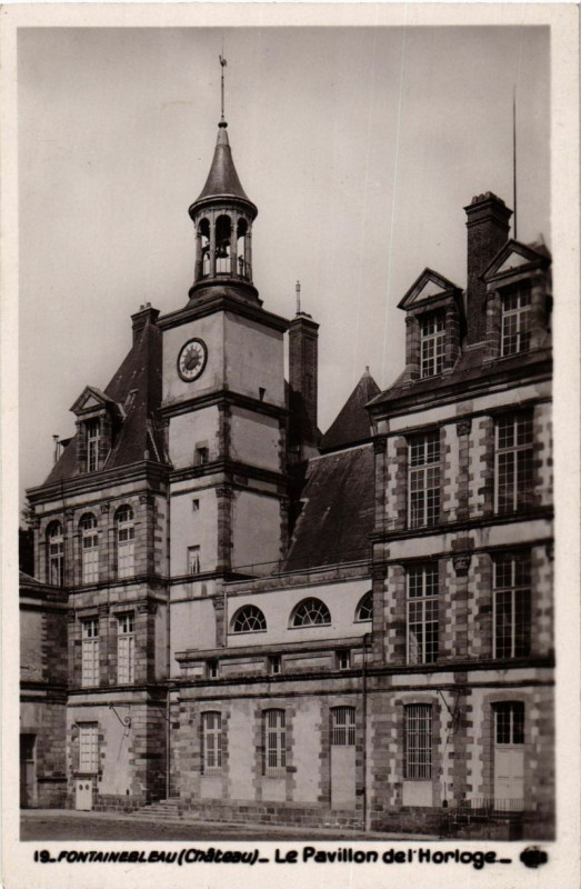 Carte postale ancienne Fontainebleau (Chateau) - Le Pavillon de l'Horloge à Fontainebleau