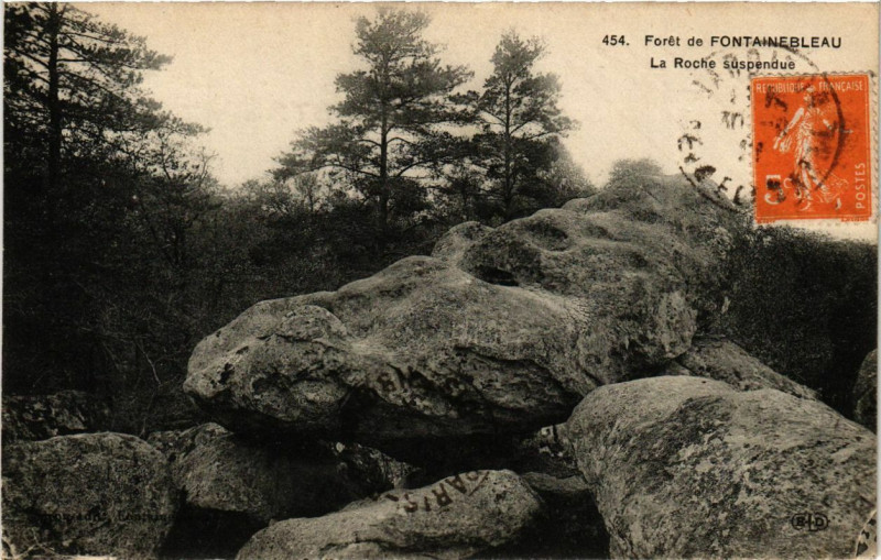 Carte postale ancienne Foret de Fontainebleau - La Roche suspendue à Fontainebleau