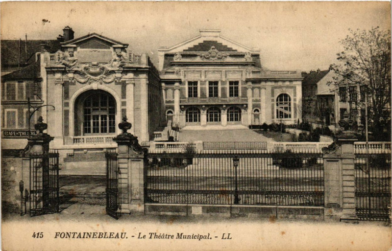 Carte postale ancienne Fontainebleau - Le Theatre Minucipal à Fontainebleau
