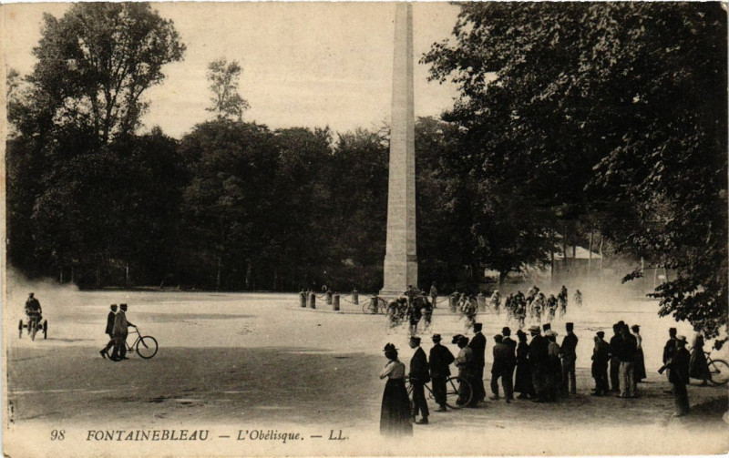 Carte postale ancienne Fontainebleau - L'Obelisque à Fontainebleau