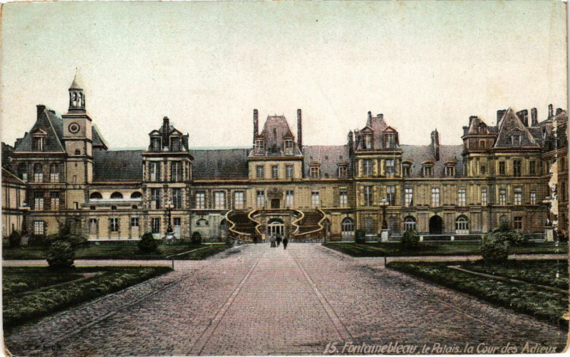 Carte postale ancienne Fontainebleau - Le Palais - La Cour des Adieux à Fontainebleau