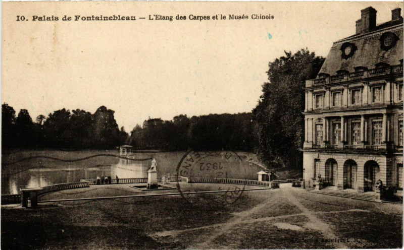 Carte postale ancienne Palais de Fontainebleau - L'Etang des Carpes et le Musée Chinois à Fontainebleau